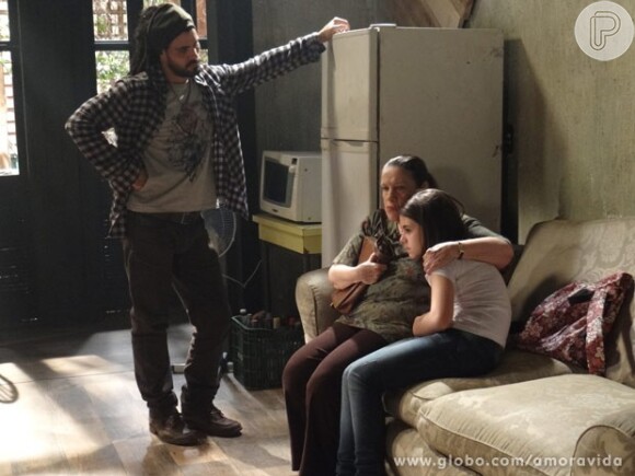 Ninho (Juliano Cazarré) leva Paulinha (Klara Castanho) e Ciça (Neusa Maria Faro) para um cativeiro no Rio de Janeiro, em 'Amor à Vida'