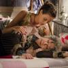 Stela (Laura Neiva) fica desesperada ao ver a avó, Candinha (Fernanda Montenegro), morta em sua cama, em 'Saramandaia'