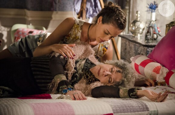 Stela (Laura Neiva) fica desesperada ao ver a avó, Candinha (Fernanda Montenegro), morta em sua cama, em 'Saramandaia'
