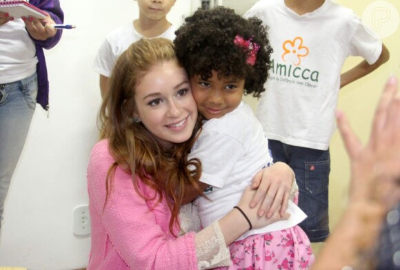 Marina Ruy Barbosa recebe o carinho das crianças da AMICCA
