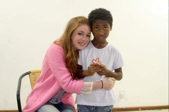 Marina Ruy Barbosa abraça as crianças da AMICCA