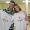 Marina Ruy Barbosa e seu namorado, Klebber Toledo, visitam a sede da AMICCA, em Botafogo, RJ, em 16 de agosto de 2013