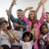 Marina Ruy Barbosa e seu namorado, Klebber Toledo, se divertem com as crianças da AMICCA, em Botafogo, RJ