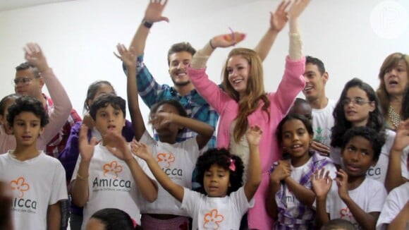 Marina Ruy Barbosa e seu namorado, Klebber Toledo, se divertem com as crianças da AMICCA, em Botafogo, RJ