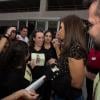 Ivete Sangalo atende aos fãs com poses para fotos e autógrafos em sua turnê pelos Estados Unidos