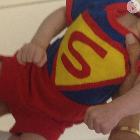 Flávia Sampaio publica foto de Balder com roupa do Super-Homem