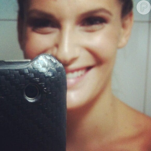 Carol Francischini posta foto com um sorrisão no Instagram, em 14 de dezembro de 2012