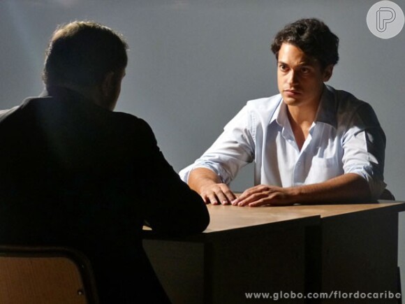 Hélio (Raphael Viana) confessa que recebeu dinheiro de Dionísio (Sérgio Mamberti), em 'Flor do Caribe'
