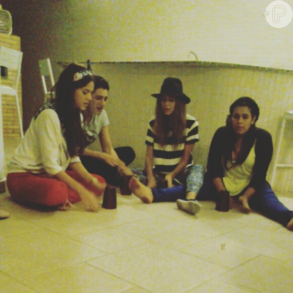 Bruna Marquezine brinca de cup song com amigos e pública vídeos no Instagram, em 21 de agosto de 2013