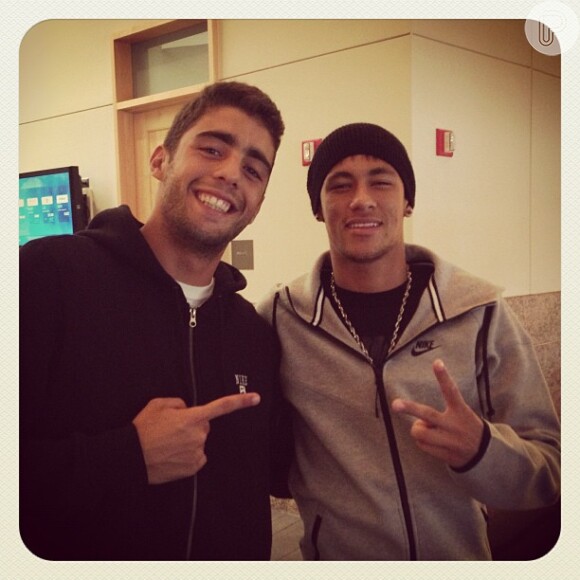 Neymar encontrou Pedro Scooby, marido de Luana Piovani, no Aeroporto Internacional de Dallas, nos Estados Unidos