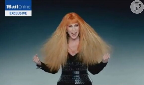 Cher usa e abusa das perucas no clipe de 'Woman's World'