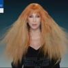 Cher escolheu uma peruca cheia de volume para o clipe de 'Woman's World'