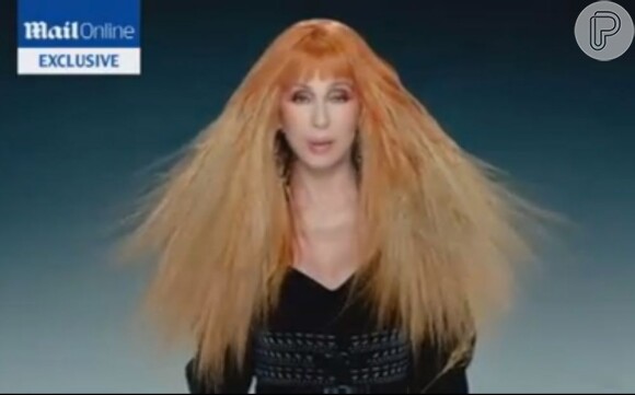 Cher escolheu uma peruca cheia de volume para o clipe de 'Woman's World'