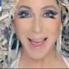 Cher usa uma peruca de jornais retalhados em 'Woman's World'