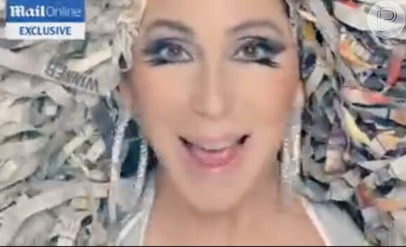 Cher usa uma peruca de jornais retalhados em 'Woman's World'