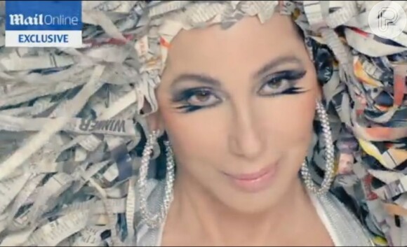 Cher lançou o clipe de 'Woman's World' pelo jornal britanico 'Daily Mail'