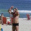 José Loreto se refresca com mangueira em praia carioca