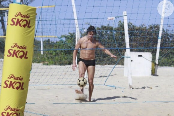 José Loreto se exercita jogando futevôlei na praia, em 21 de agosto de 2013