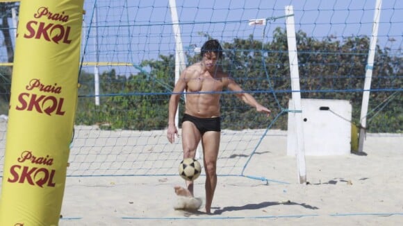 José Loreto joga futevôlei e toma banho de mangueira em praia do Rio