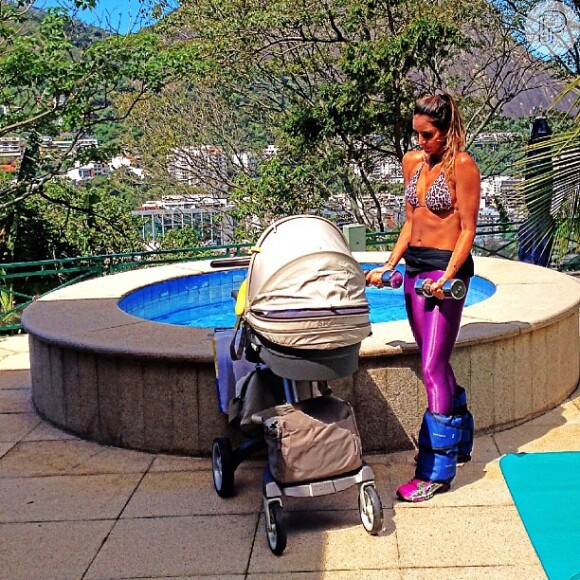 Flávia Sampaio, namorada do empresário Eike Batista, não tira o olho do filho, Balder, de 2 meses, nem quando está se exercitando