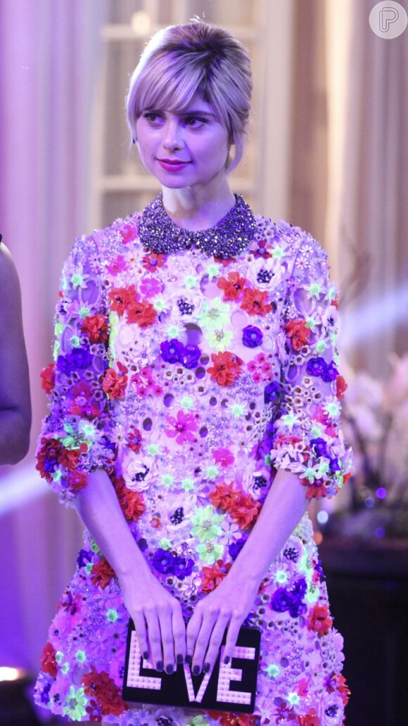 Lu (Julianne Trevisol) usou vestido com aplicações de flores artesanais da grife PatBo na festa de lançamento do concurso Garota Totalmente Demais