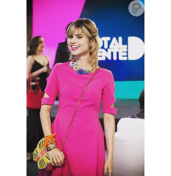 Em uma das fases do concurso Garota Totalmente Demais, Lu (Julianne Trevisol) apareceu com look total pink. O vestido é da grife Olympia e bolsa borboleta bordada da Serpui, disponível na Farfetch online por R$ 913