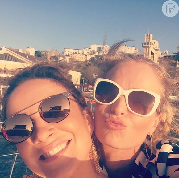 Angélica tietou a amiga Claudia Leitte na segunda-feira (7). A apresentadora está na Bahia para gravar um especial para o seu programa 'Estrelas' e exibiu o clique em seu Instagram