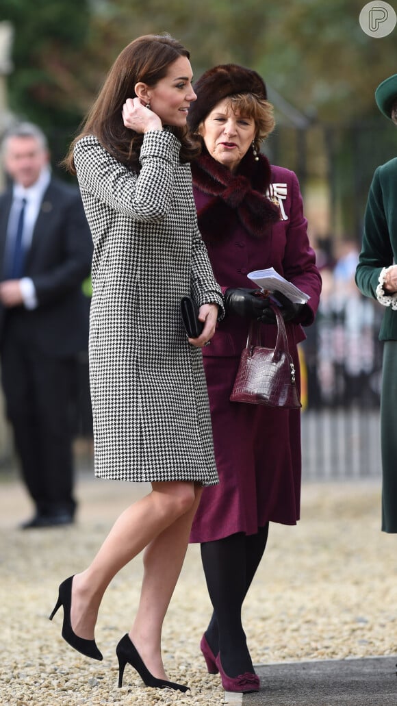 Além do vestido de R$ 5,7 mil, a duquesa usou um casaco de 1,9 mil reais, aproximadamente.