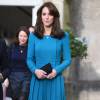 Kate Middleton usou um look de R$ 8 mil reais: além do vestido azul de R$ 5,7 mil, a duquesa usou um casaco de R$1,9 mil