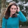 Kate Middleton escolheu um vestido azul de uma estilista inglesa para ir ao Centro de Estudos