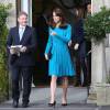 Kate Middleton usou um look de R$ 8 mil reais para visitar Centro de Estudos em Londres nesta quinta-feira, 10 de dezembro de 2015