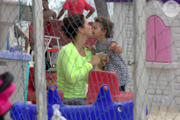 Guilhermina Guinle e a filha dão um beijinho durante a brincadeira
