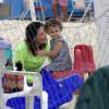 Guilhermina Guinle brinca com a filha em parque na praia do Leblon, Zona Sul do Rio