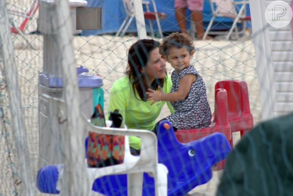 Guilhermina Guinle brinca com a filha em parque na praia do Leblon, Zona Sul do Rio