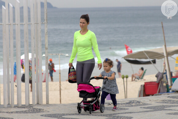Guilhermina Guinle passeia com a pequena Minna, de 2 anos, na praia do Leblon