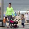 Guilhermina Guinle e a filha Minna, de 2 anos, se divertiram em passeio na praia do Leblon