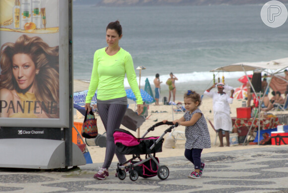 Guilhermina Guinle e a filha Minna, de 2 anos, se divertiram em passeio na praia do Leblon