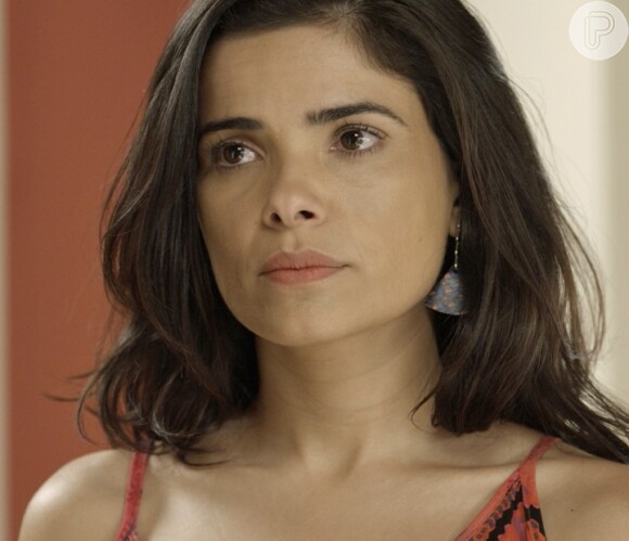 Tóia (Vanessa Giácomo) fica sabendo por Adisabeba (Susana Vieira) que ela é 'uma mina de ouro' para a facção e por isso está sendo perseguida, na novela 'A Regra do Jogo', em desembro de 2015