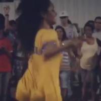 Juliana Alves exibe pernões e samba no pé em ensaio de Carnaval. Veja vídeos!
