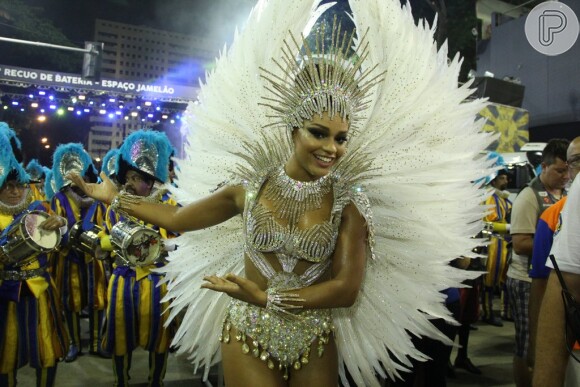Juliana Alves representou a fé no desfile da Unidos da Tijuca no Carnaval deste ano
