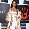 Rihanna arrasou no look em baile de gala 'Diamond Ball' nos Estados Unidos. Usando um vestido toamra que caia, a cantora reuniu famosos em evento beneficente em prol da Fundação Clara Lionel na noite desta quinta-feira, 10, em Santa Monica, Califórnia
