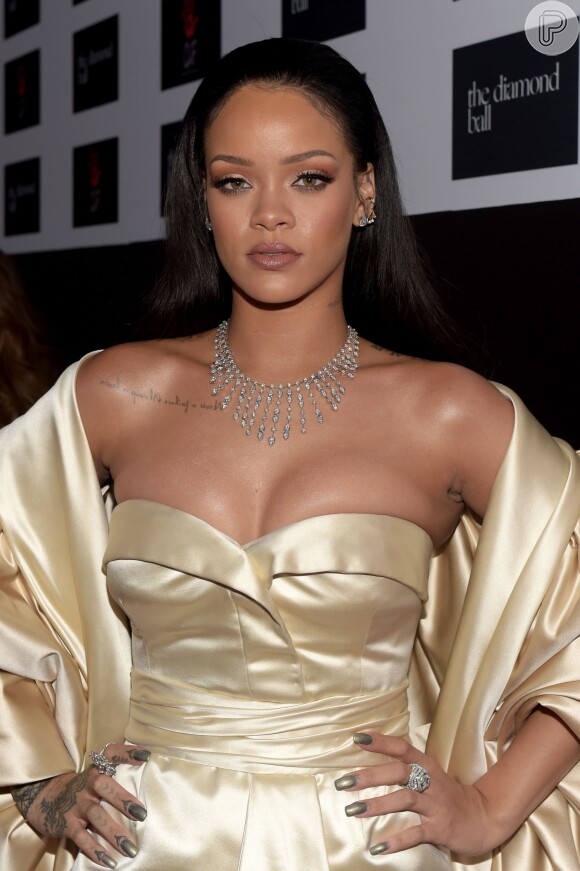 Rihanna usou tomara que caia em baile de gala nos Estados Unidos