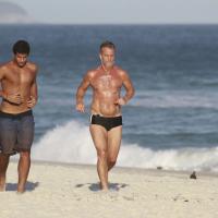 Marcello Novaes faz abdominais e corre com o filho Diogo na praia da Barra