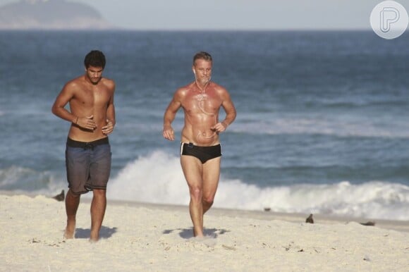 Marcello Novaes se exercitou na praia da Barra da Tijuca com o filho mais velho, Diogo, nesta quinta-feira, 22 de agosto de 2013