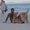 O ator fez várias abdominais na praia enquanto era observado pelo filho