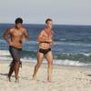 Marcello Novaes e o primogênito, Diogo, correm na areia da praia da Barra da Tijuca no fim da tarde desta quinta-feira