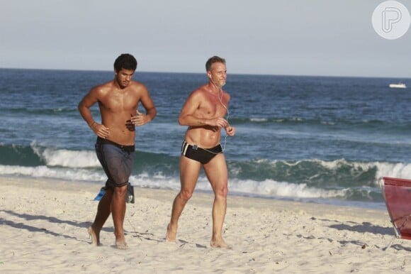 Marcello Novaes e o primogênito, Diogo, correm na areia da praia da Barra da Tijuca no fim da tarde desta quinta-feira