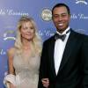 Após escândalos sexuais envolvendo Tiger Woods, a mulher do atleta do golfe pediu o divórcio. Elin Nordegren recebeu cerca de US$ 100 milhões (R$ 386 milhões)