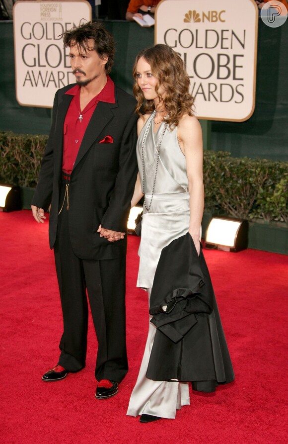 Johnny Depp se separou de Vanessa Paradis em 2012, após 14 anos juntos. Mesmo nunca se casando oficialmente, o ator deu a ela cerca de 100 milhões de libras, cerca de R$ 500 milhões