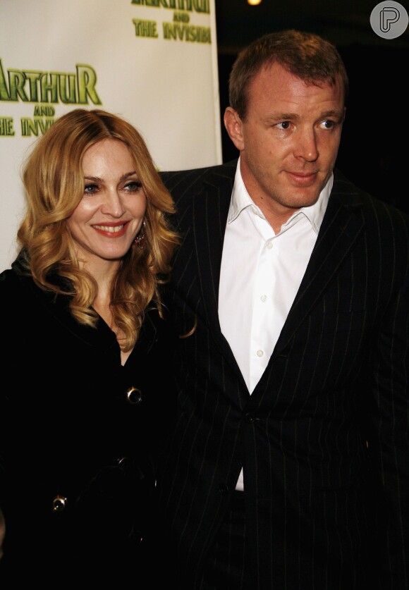 Madonna e Guy Ritchie oficializaram o e divórcio em 2008. A cantora perdeu US$ 92 milhões (cerca de R$ 350 milhões, atualmente), além de dar ao ex-marido dois imóveis